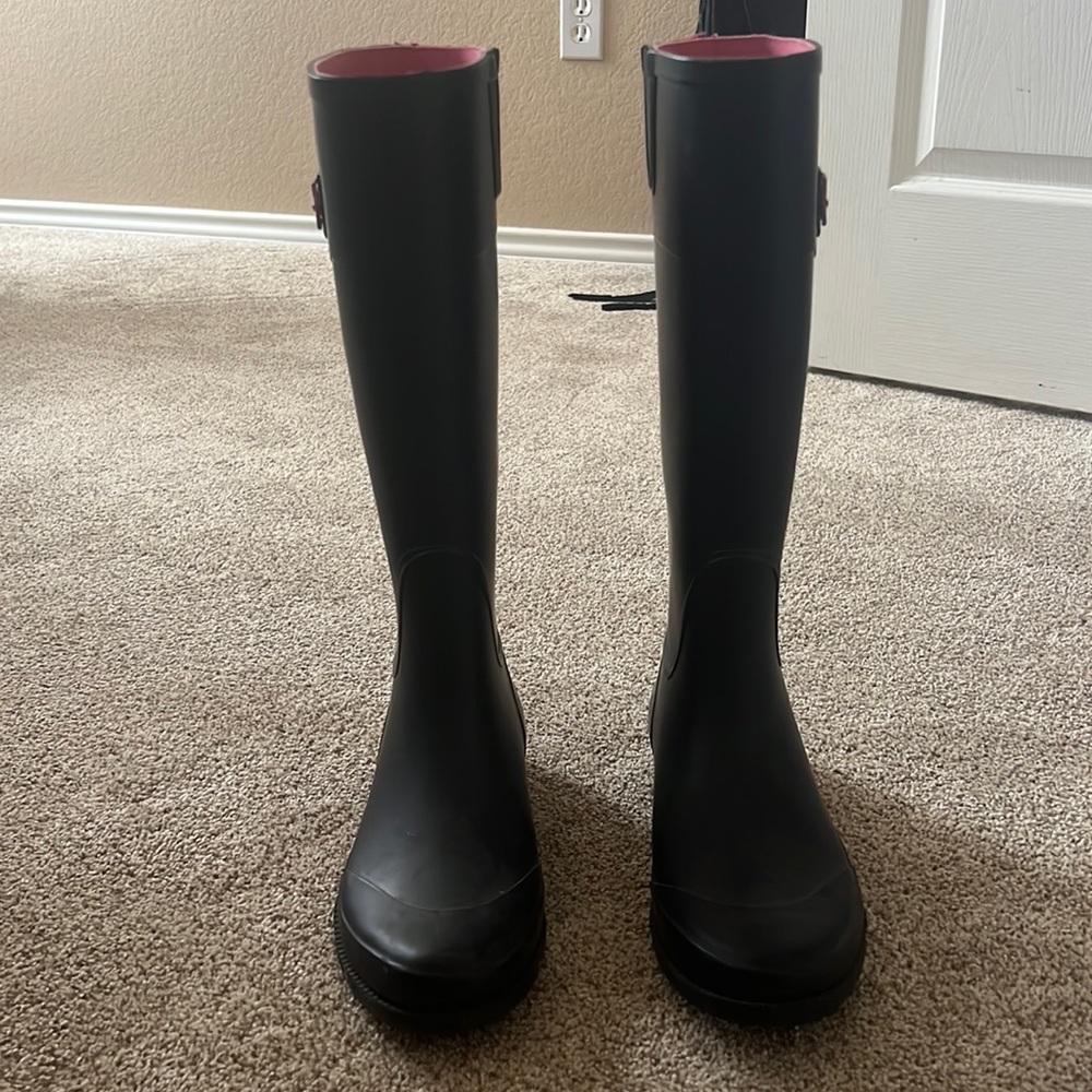 Tommy Hilfiger. Size 10. Black and pink